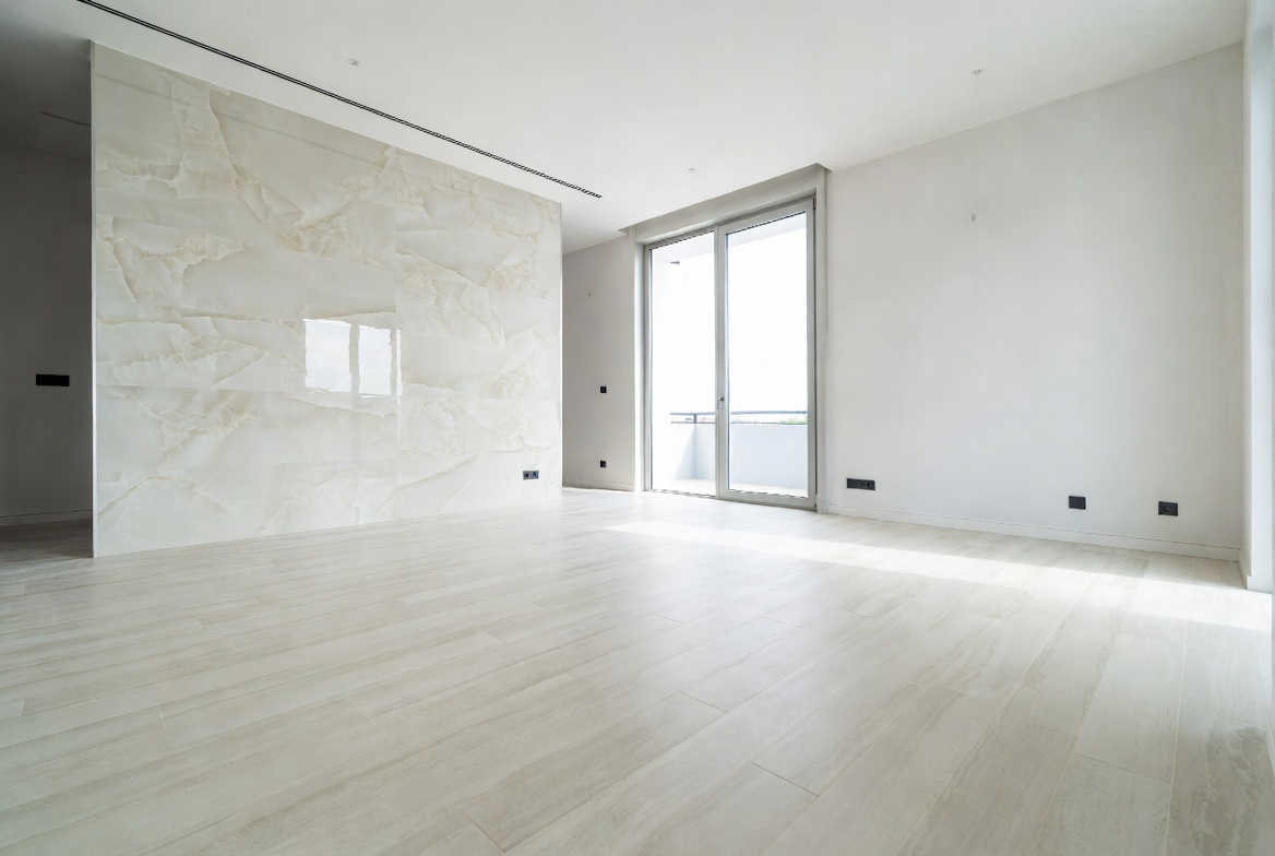 Posa pavimenti e rivestimenti moderni in gres porcellanato e parquet in soggiorno luminoso