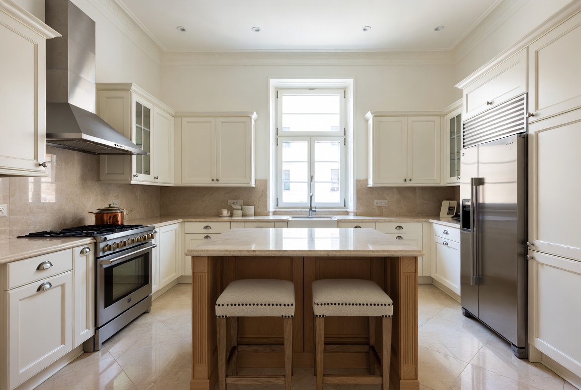 Ristrutturazione cucina moderna con isola centrale in marmo, mobili su misura e elettrodomestici integrati a Napoli